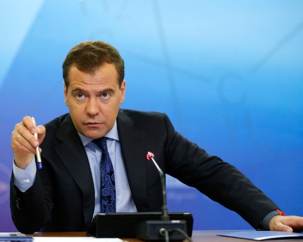 Медведев поручил представить предложения по чартерным полётам в Турцию